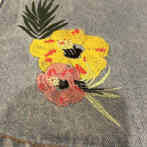 Buffalo David Bitton Floral Embroidered Faith Mid Rise Denim Skirt Size 30 - Picture 3 of 8